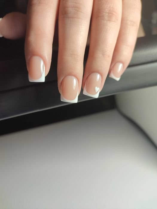 Манікюр, корекція, нарощування нігтів