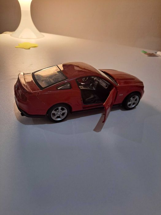 Samochodzik  z otwieranymi drzwiczkami