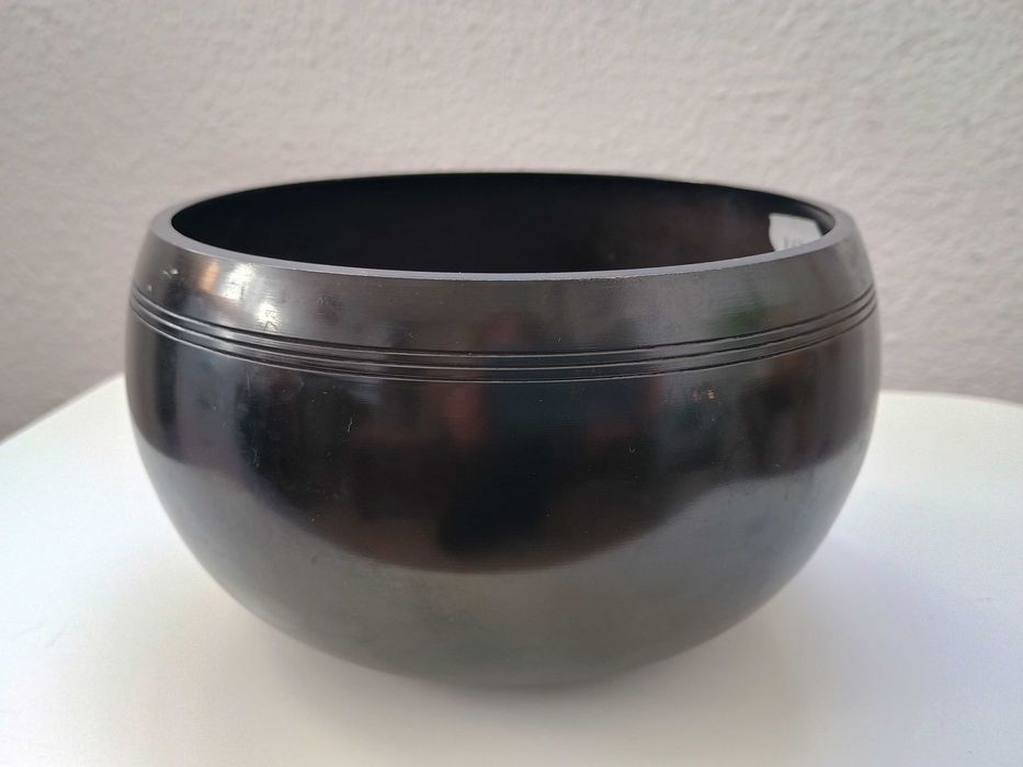 Taça tibetana grande em negro liso