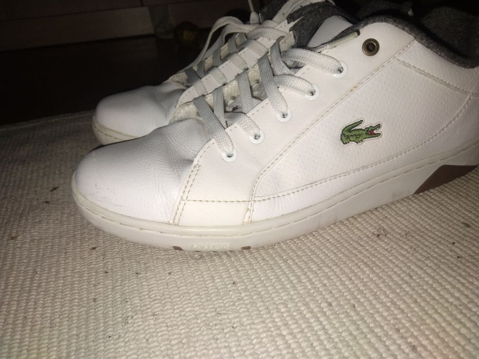 Sapatos lacoste usados.