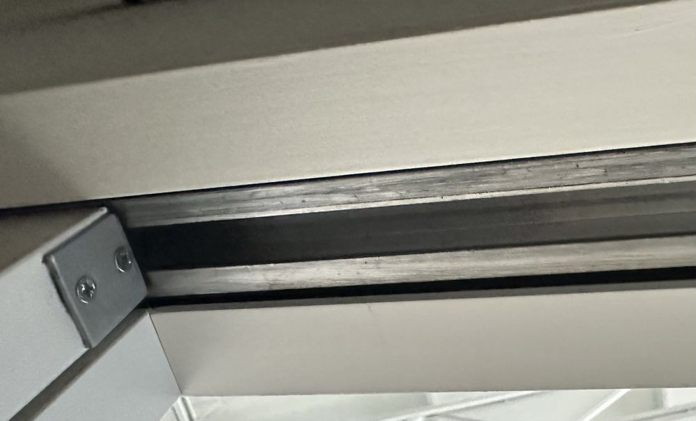 Porta de correr branca com puxador com placa lateral e sistema de correr chão livre