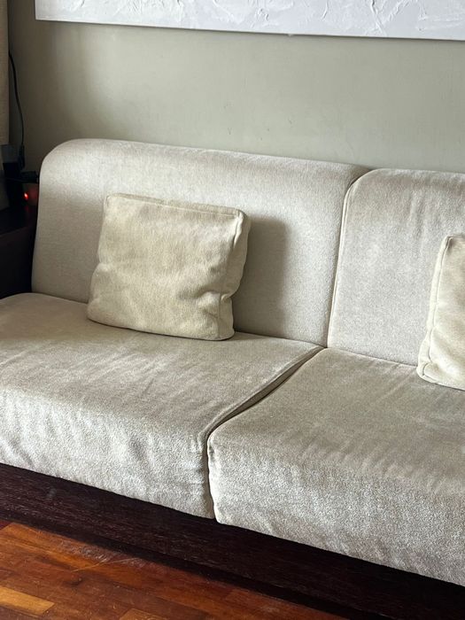 Sofá bege 2 modulos com arrumação