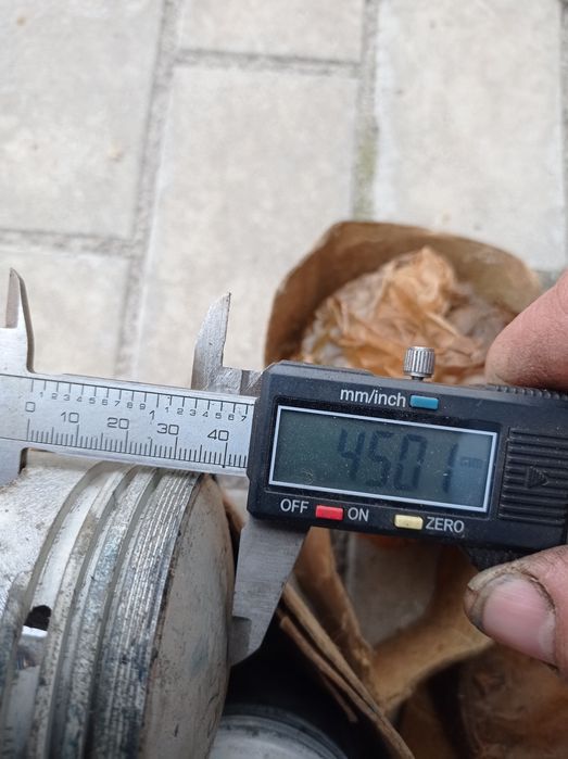 Продам комплект поршнів з кільцями  на Москвич.