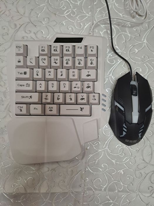 Тип клавиатуры: Мембранная
Материал: ABS 
Размер: 18x22,5 см
Вес с каб