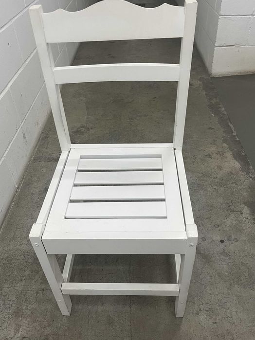 Mesa de pinho com 3 cadeiras, em muito bom estado