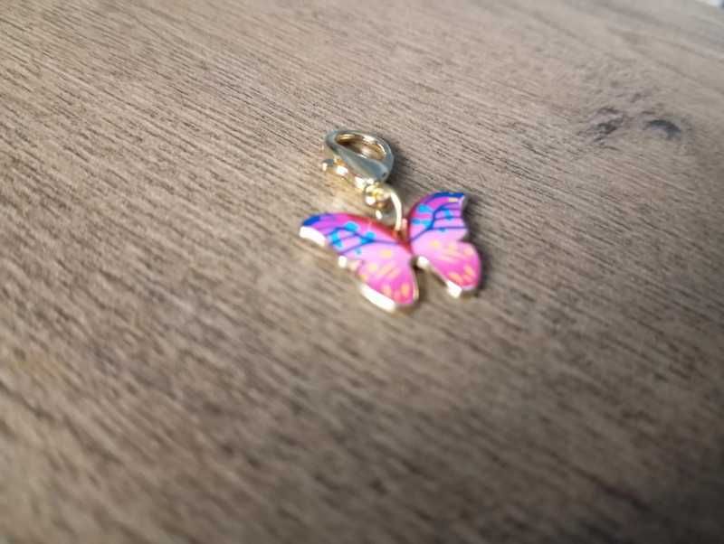 Brelok, zawieszka. Różowy motyl