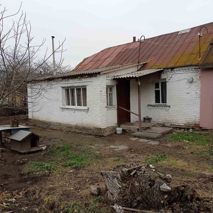 Продається пів будинку.