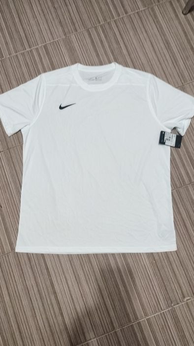 Белая мужская футболка