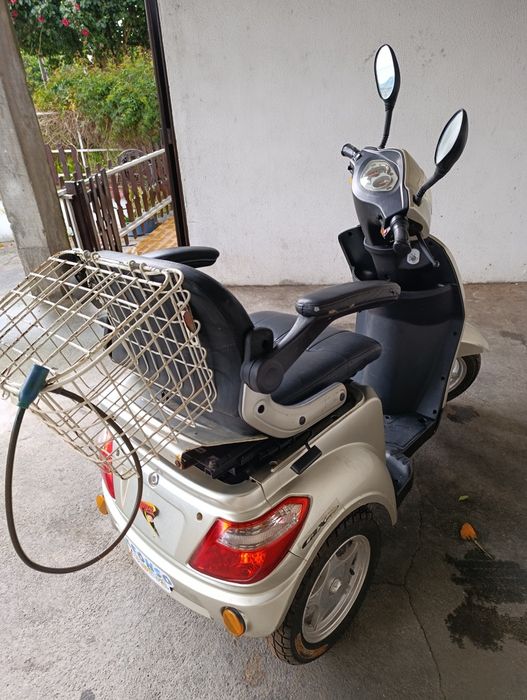 Vendo Moto como nova para desocupar.