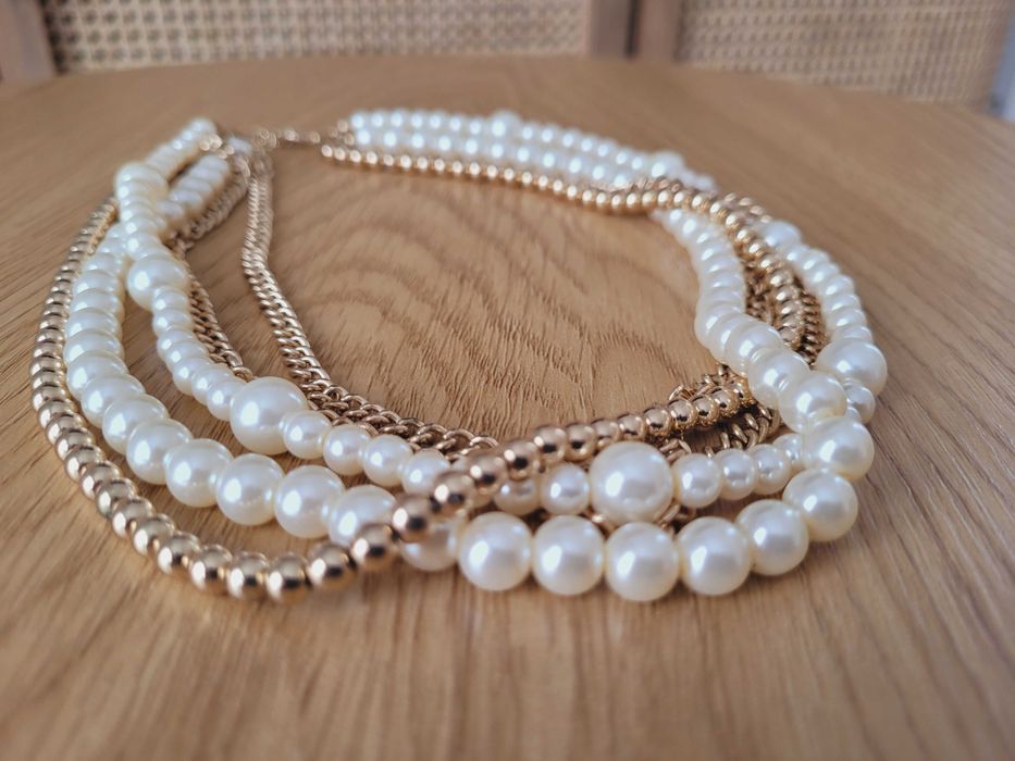 Naszyjnik z korali i złotych łańcuszków.