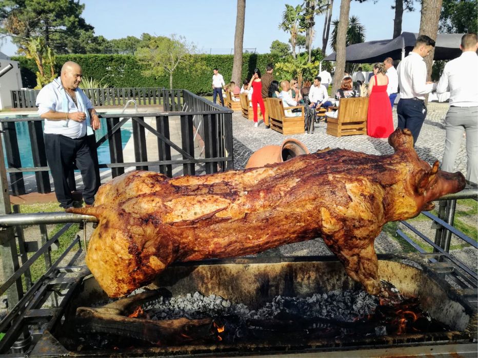 Porco no espeto, espetadas gigantes, grelhados e outras opções