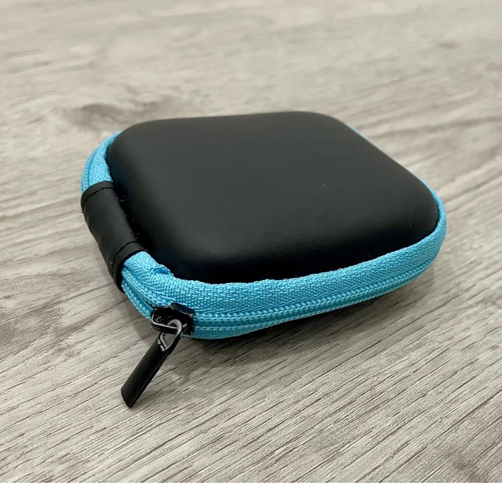 Pequena bolsa azul e preta