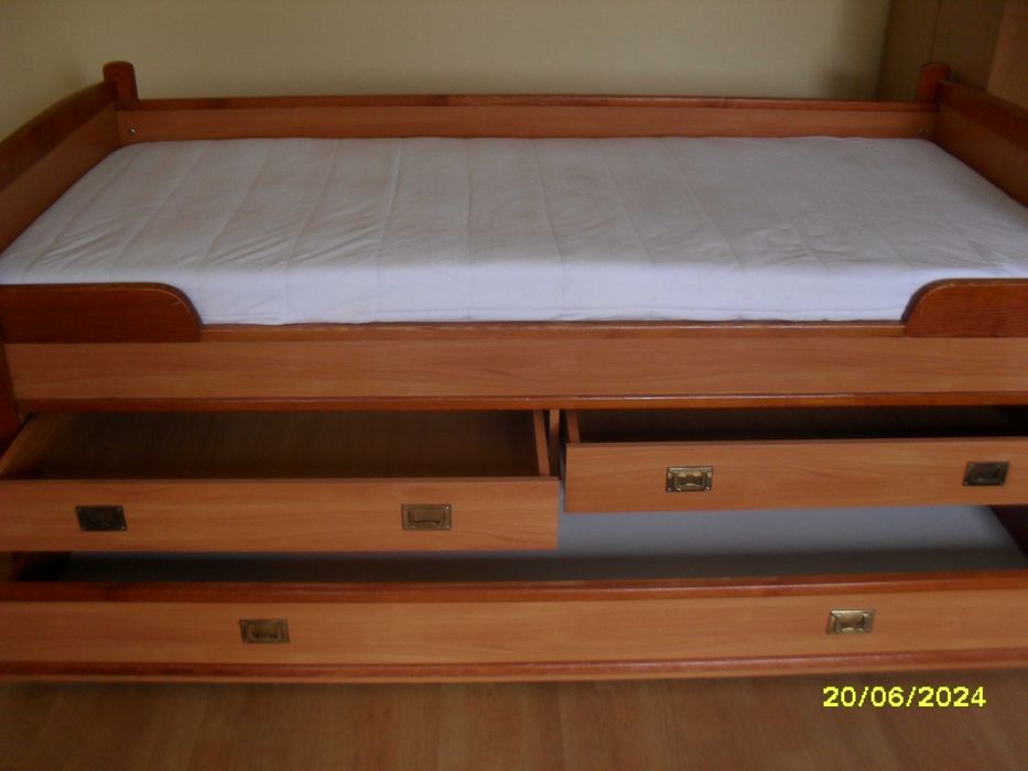łóżko drewniane z materacem