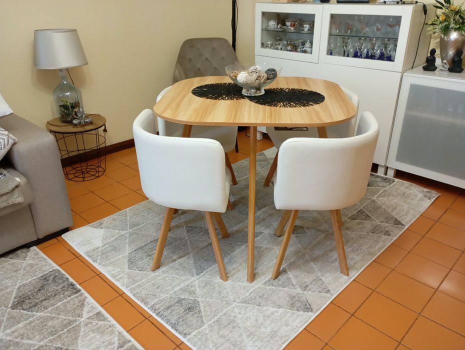 Mesa com 4 cadeiras