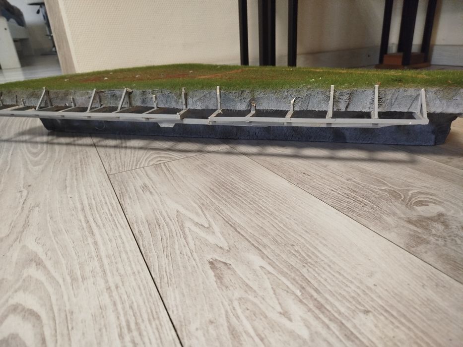 Makieta- wzniesienie z zabudową + trawka statyczna, -79 cm