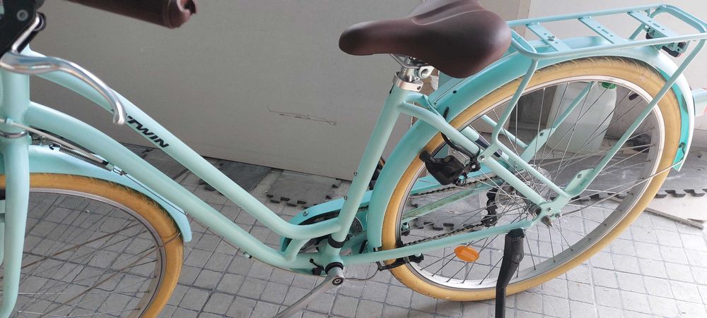 Bicicleta com cesto.