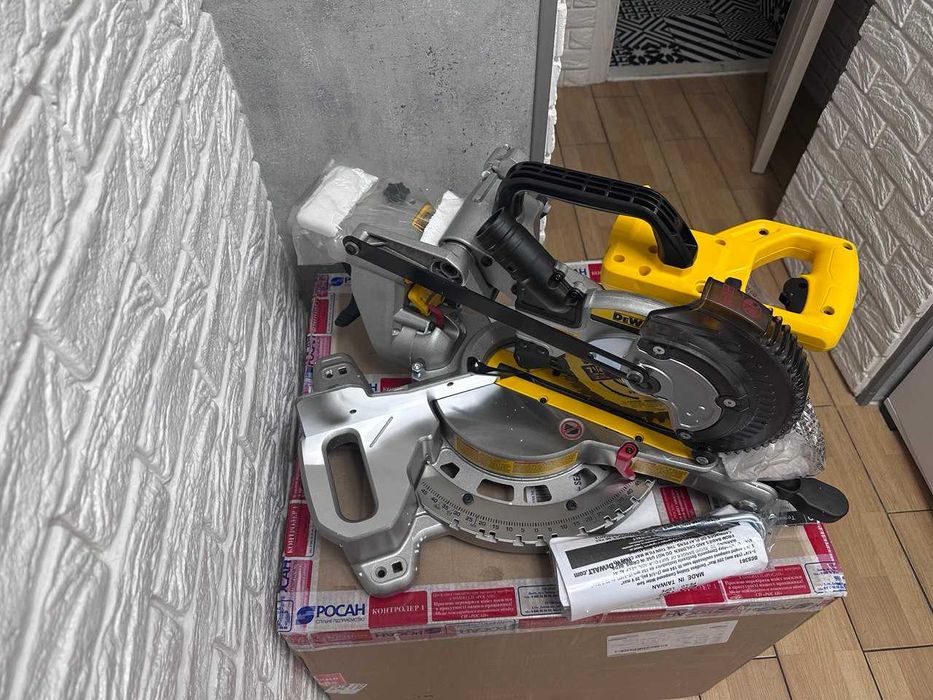 Акумуляторна торцювальна пила DEWALT DCS361 18V (XR) НОВА, США