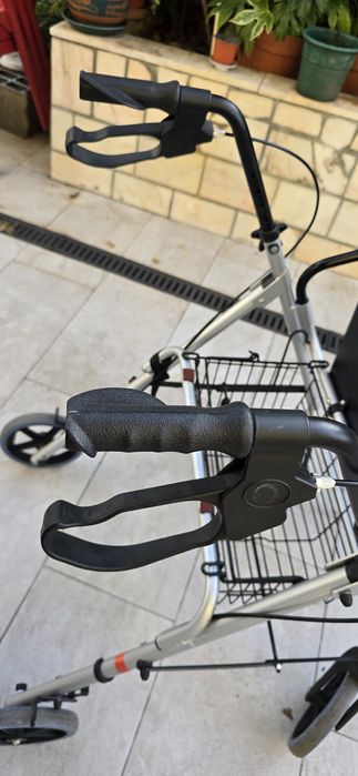 Andarilho usado  com banco e travão