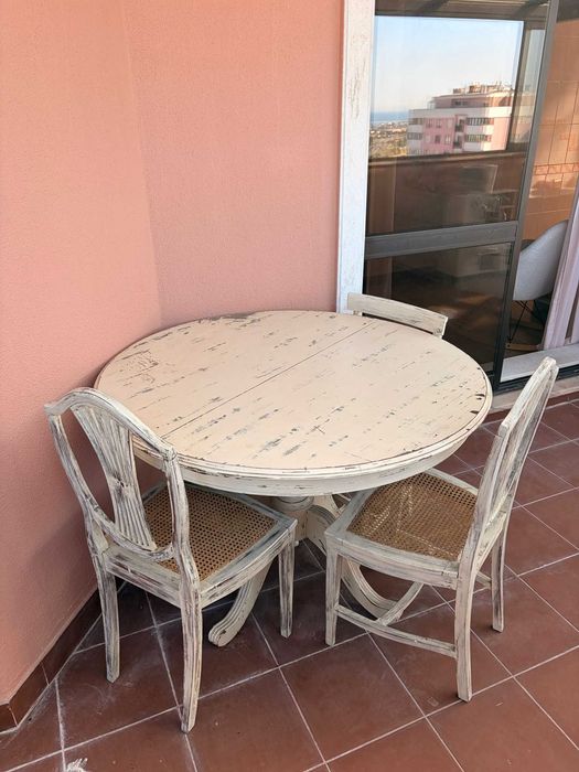 Conjunto mesa extensivél e cadeiras restauradas
