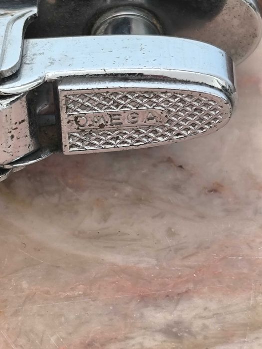 Isqueiro antigo, colecionável em madre pérola da marca Omega