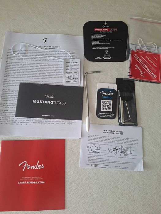 Guitarra elétrica Fender Stratocaster mais amplificador Fender Mustang LTX 50