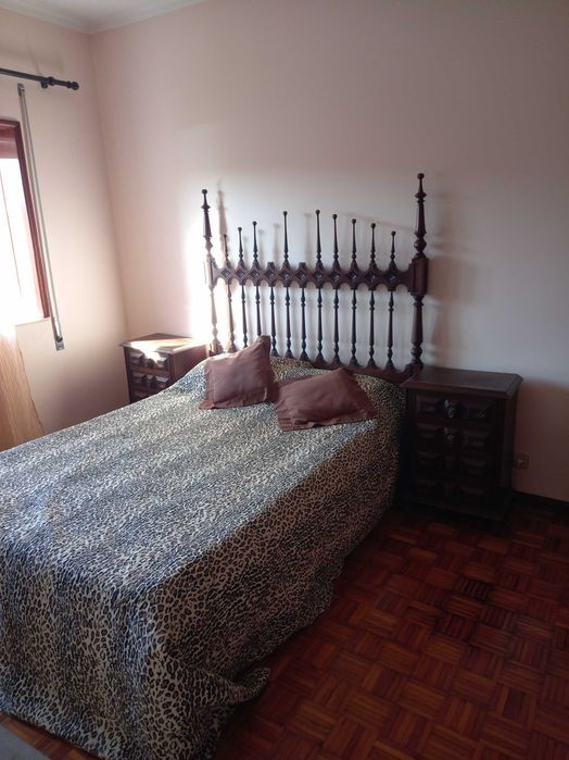 Cama com duas cabeceiras em bom estado