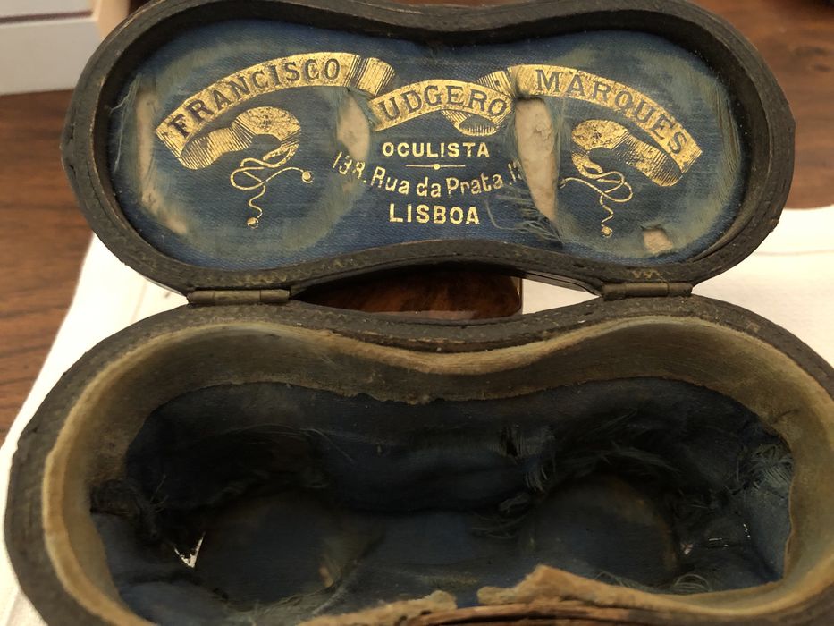 Binóculos de teatro antigos revestidos a madrepérola