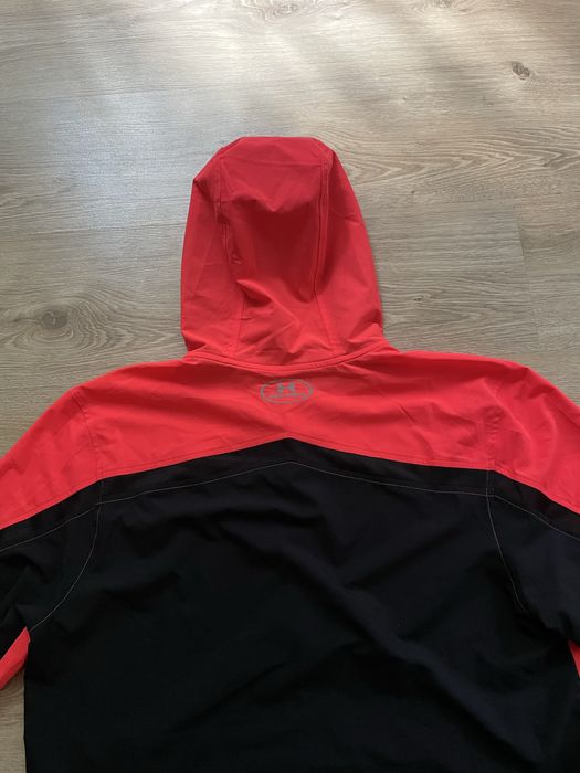 Спортивна вітровка Under Armour essential розмір М