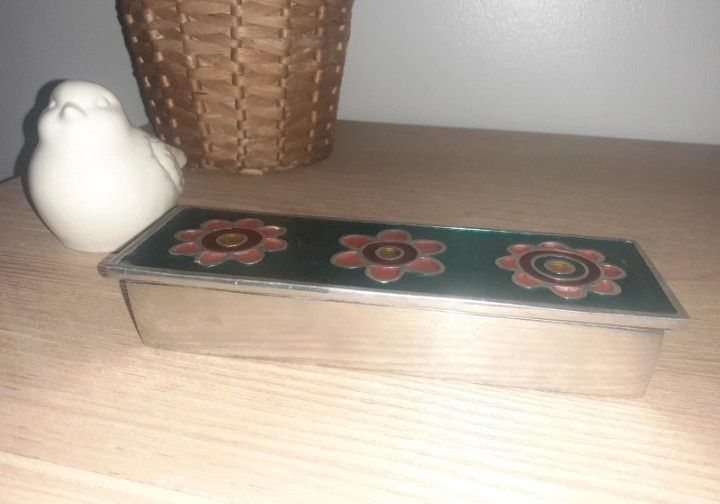 Caixa de metal com flores.