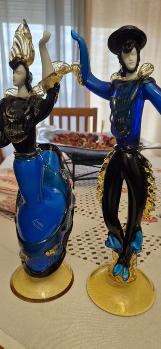 Murano trabalhado à mão com acabamento nas cores azul-cobalto, preto e bases em tom âmbar/dourado.Origem: Murano, Itália.Manufatura: Formia Murano.Épo