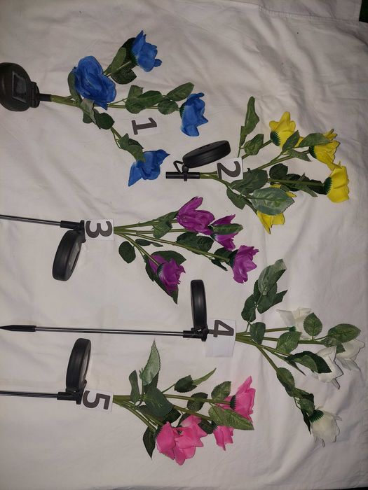 Flor de jardim com luz e painel solar estaca