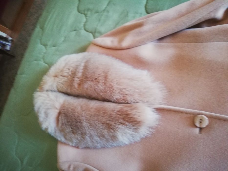 Casaco de lá com gola em pele no mesmo tom