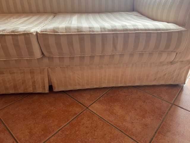 Sofá de dois lugares bege confortável e elegante