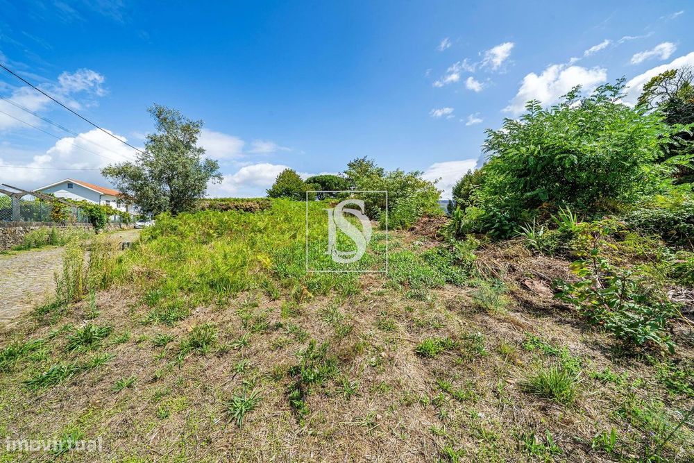 Terreno com 1381 m², junto ao Rio Minho, em Vila Nova de Cerveira
