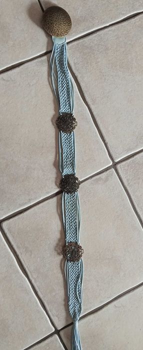 Pasek vintage z metalowymi elementami i frędzlami