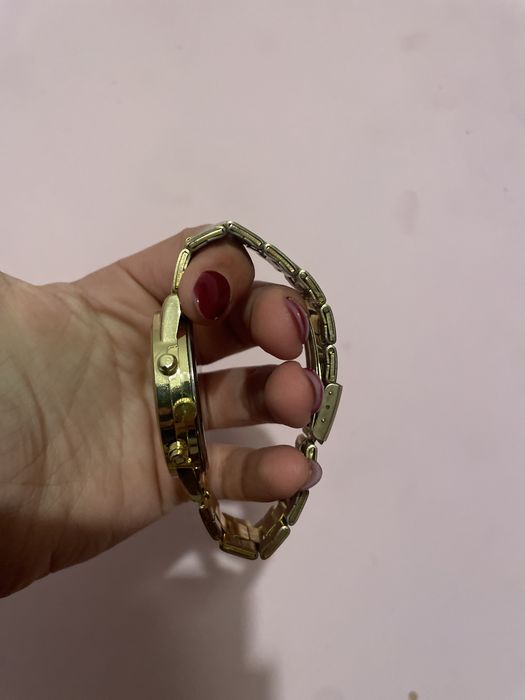Vendo este relogio dourado