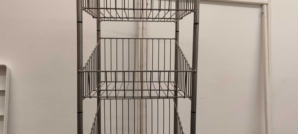 wąski metalowy regał