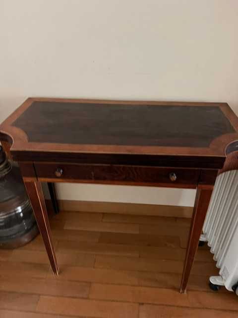 Mesa de jogo D. Maria em folhado a pau santo com embutidos em espinheiro.
