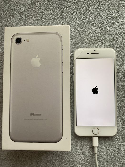 iPhone 7 〈海外限定品〉　☆お値下げ歓迎します☆ SIMロック解除済】au iPhone7 32GB A1779 (MNCE2J/A) ブラック|中古