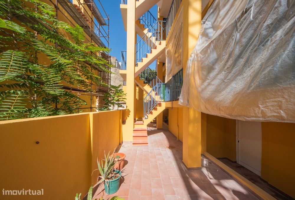 Apartamento T2+1 com cave e espaços adicionais na Tv. Nazaré, Lisboa