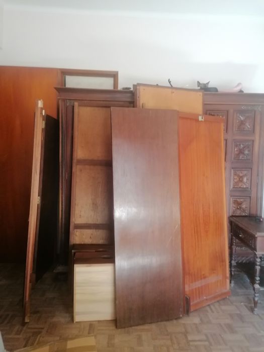 Roupeiro em madeira com 3 portas