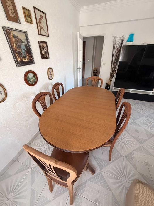 Mesa de Sala com 6 Cadeiras – 100€
