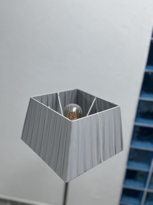 Dois candeeiros cinza