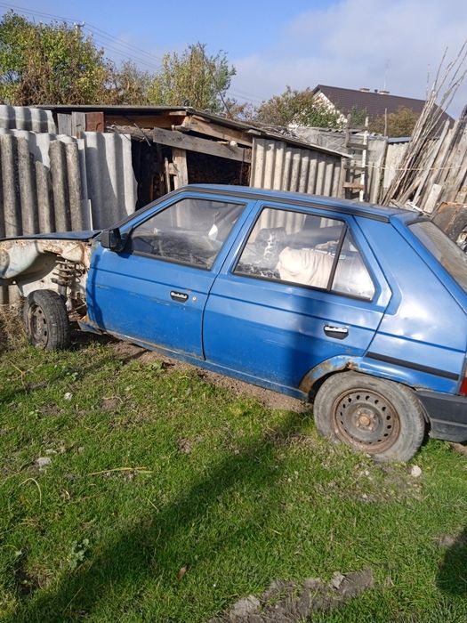 Продам автомобіль Шкода Фаворит синього кольору