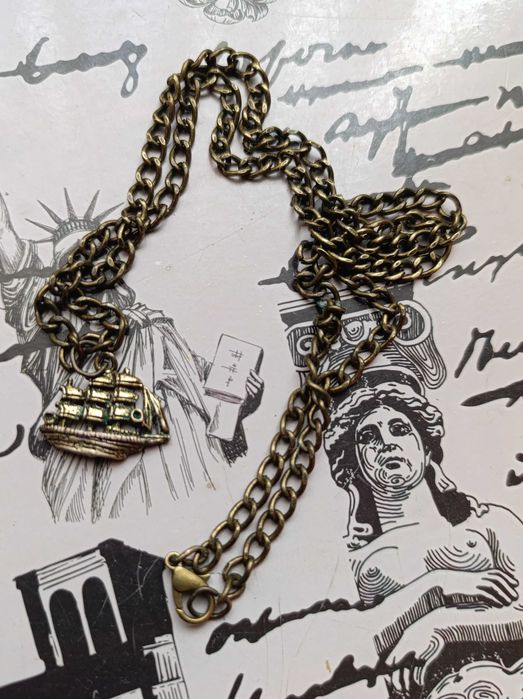 Colar/ Fio metal grosso e comprido, com Caravela que é de Bronze