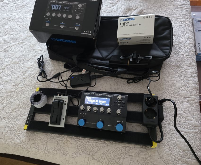 BOSS GT-1000CORE + FS-7 + Pedalboard completa