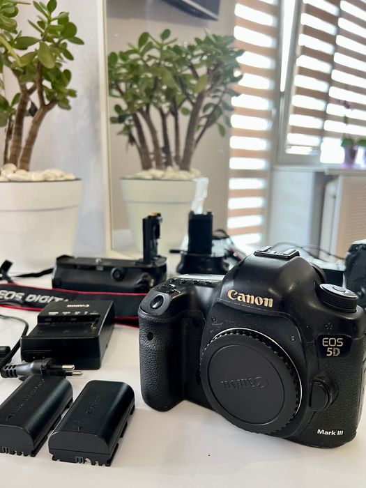 Продається фотоапарат Canon EOS 5D Mark III.