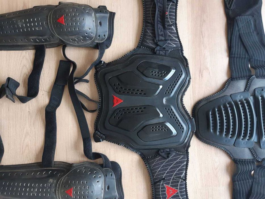 Proteções Dainese costas, joelhos e peito.