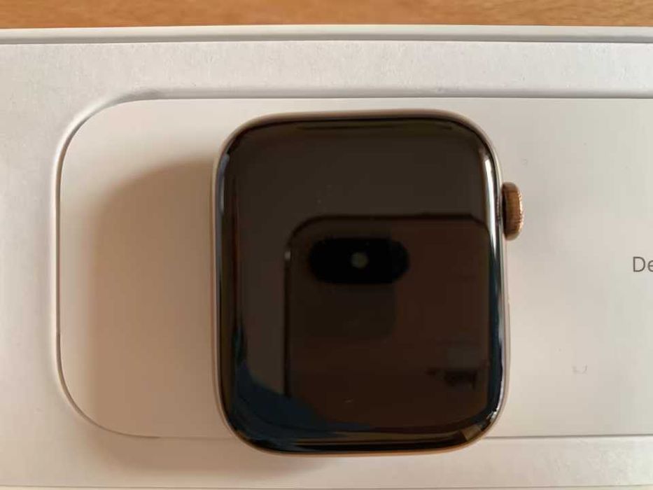 Apple Watch Series 5 44 mm w kolorze złotym z 7 paskami