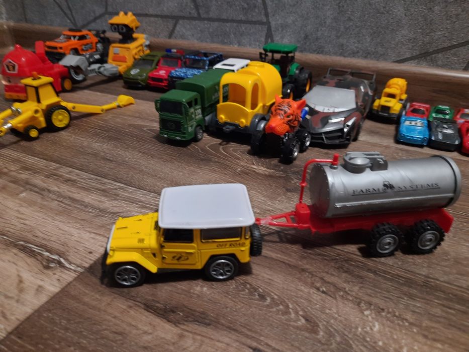 Іграшкові машинки металеві та пластмасові